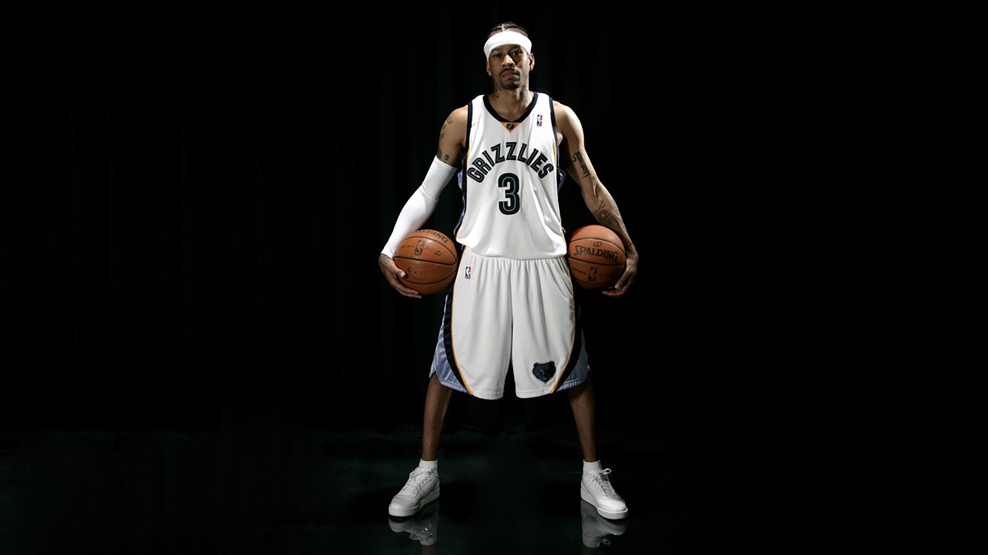 爱游戏体育在线-勇士前锋与球迷合影耐心十足获称赞，勇士的前锋