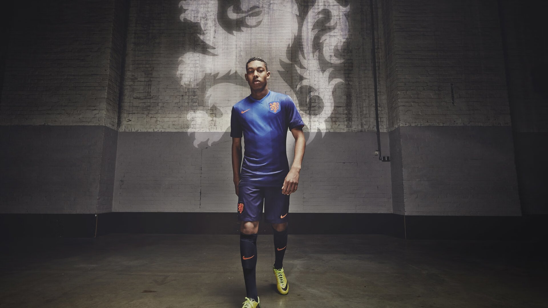 爱游戏官方网站入口登录-国际足球裁判执法标准升级，公正公开成为主旋律，足球裁判执法规则